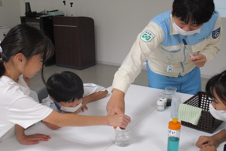 洗濯洗剤の実験中（花王工場）
