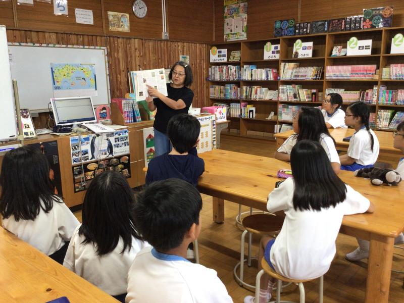 百科事典の使い方を熱心に聞いています