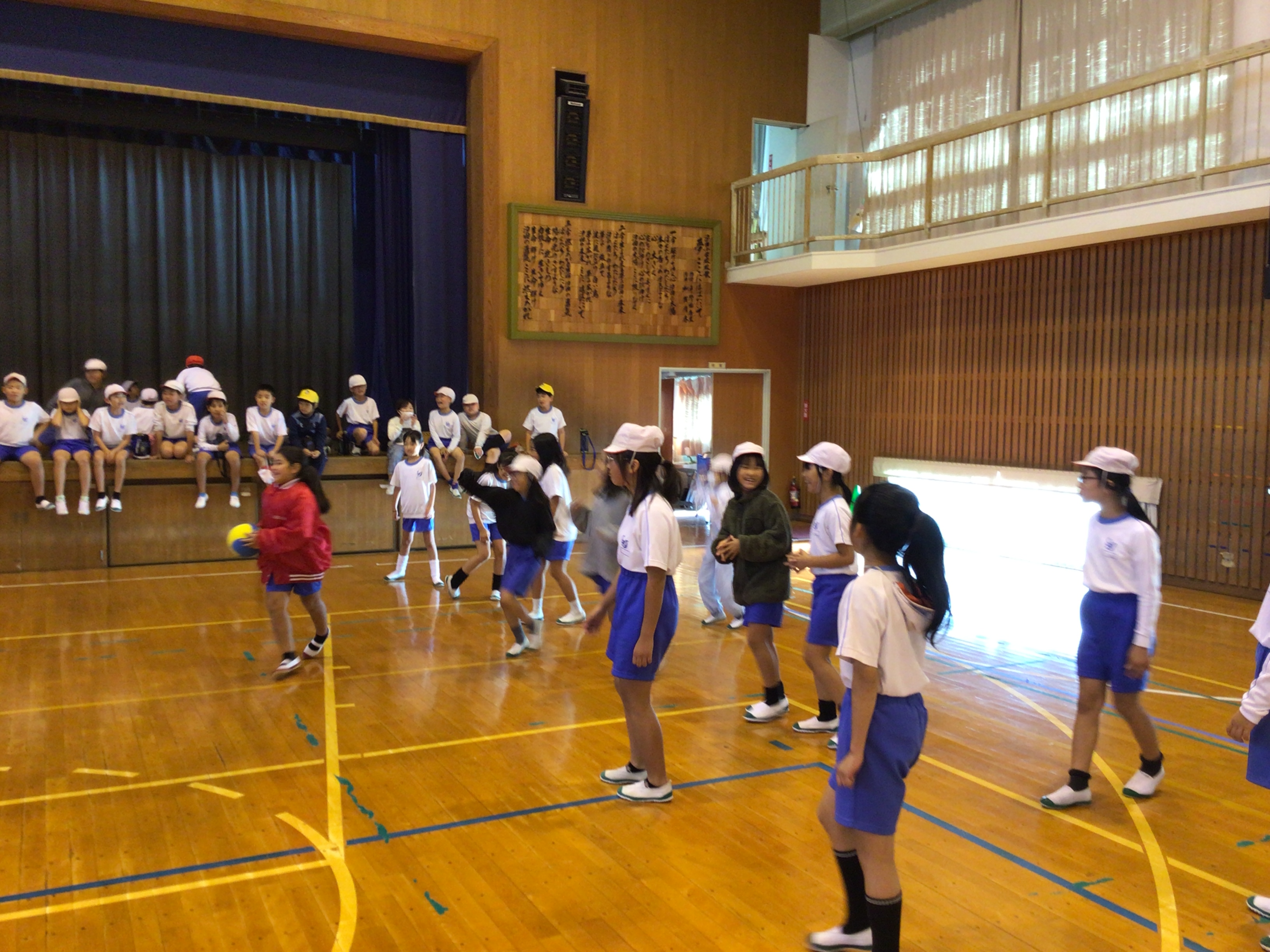 「だれが王様なんだろう。」と考えながら上手にボールを投げたりキャッチしたりできました。