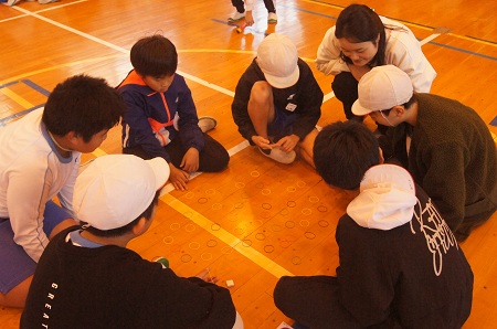 他の国の遊びは，初めてのルールが多く，日本と全然違っておもしろいと好奇心いっぱいな子どもたち。