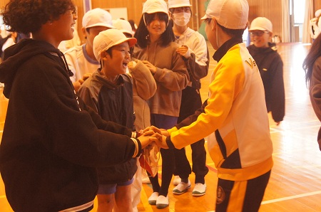 インドネシアのUlar naga panjang（長い龍になって門をくぐって，最後にひっぱり対決）